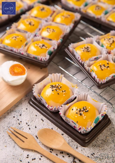 เปี๊ยะลาวา ไข่เค็ม 10 ชิ้น by Mae Ying bakery ขนมอร่อยๆๆถูกๆ